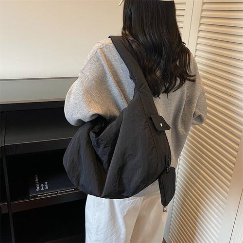 2026冬季新款2025年冬季女拉链均码女性斜挎包