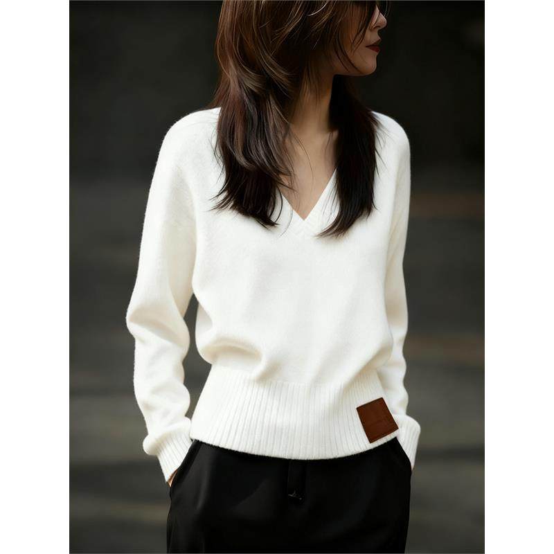 休闲风简约V领白色针织衫