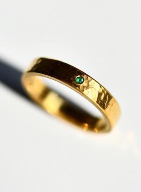 高品质新款祖母绿戒指手作锤纹戒指男女情侣对戒素圈金色素戒