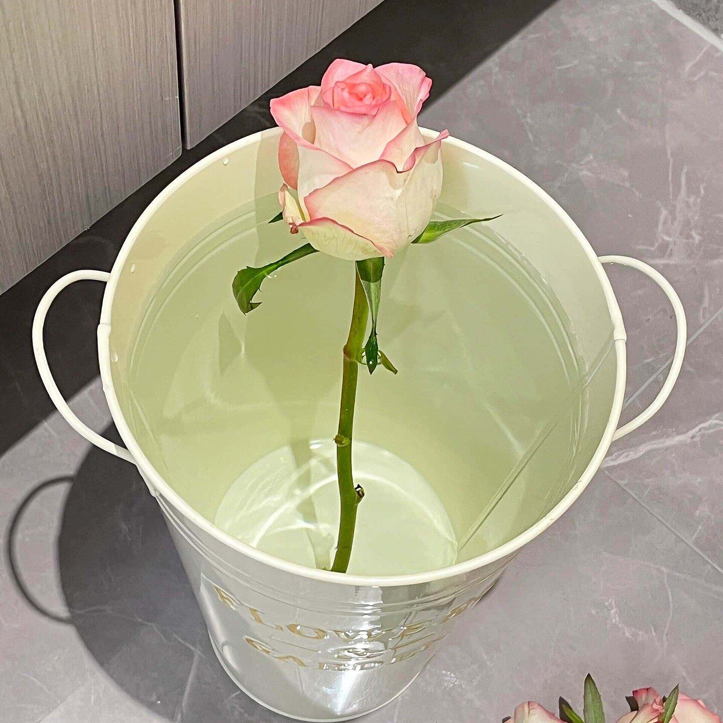 插花铁皮花桶米色木把提手创意花店鲜花桶玫瑰百合家用落地醒花桶