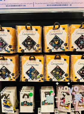 香港迪士尼 玲娜贝儿达菲熊星黛露毕业季博士帽 卡通徽章交换pin