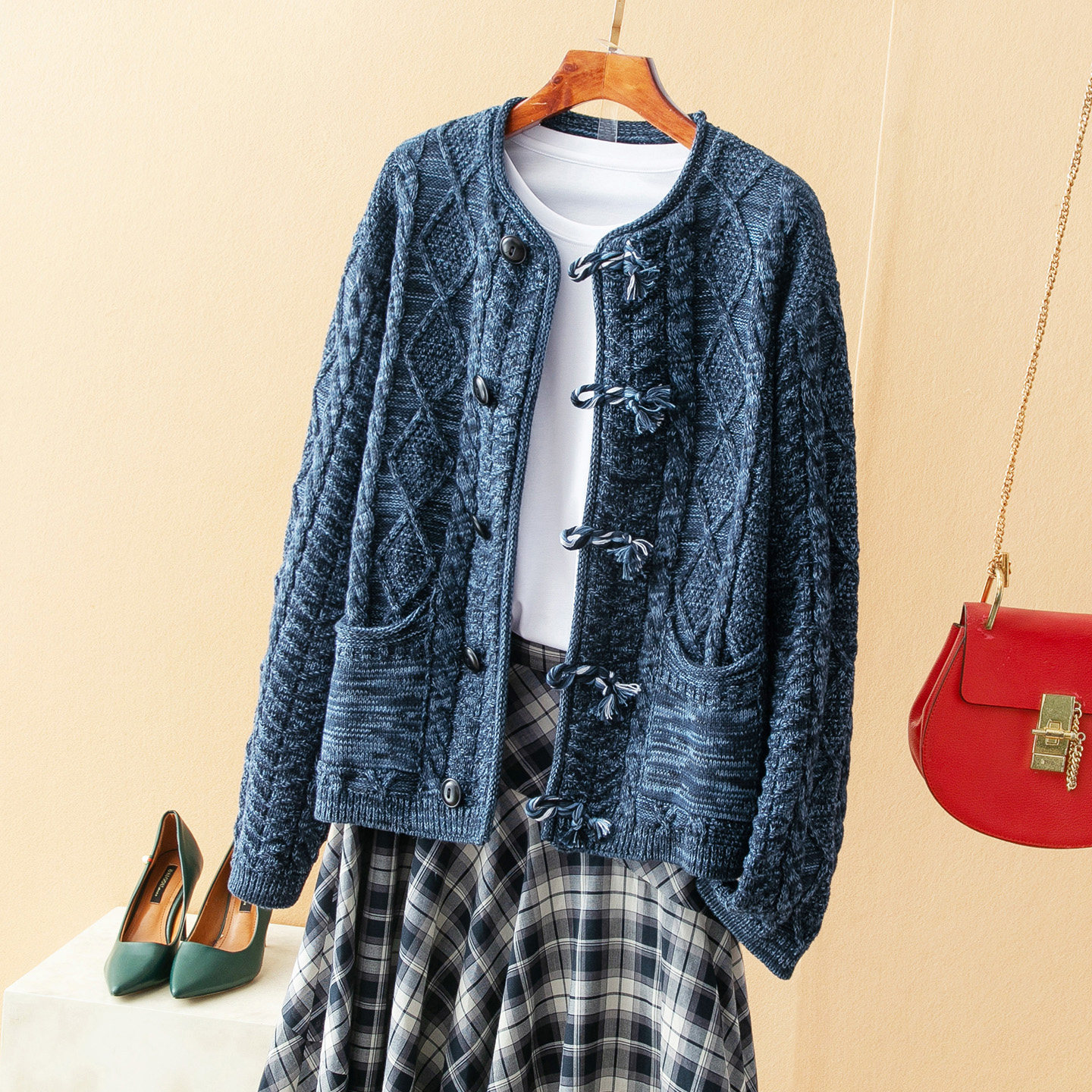 蛮文 沉甸甸一件 日系扎染风格菱格钩花流苏扣开衫毛衣外套 56189