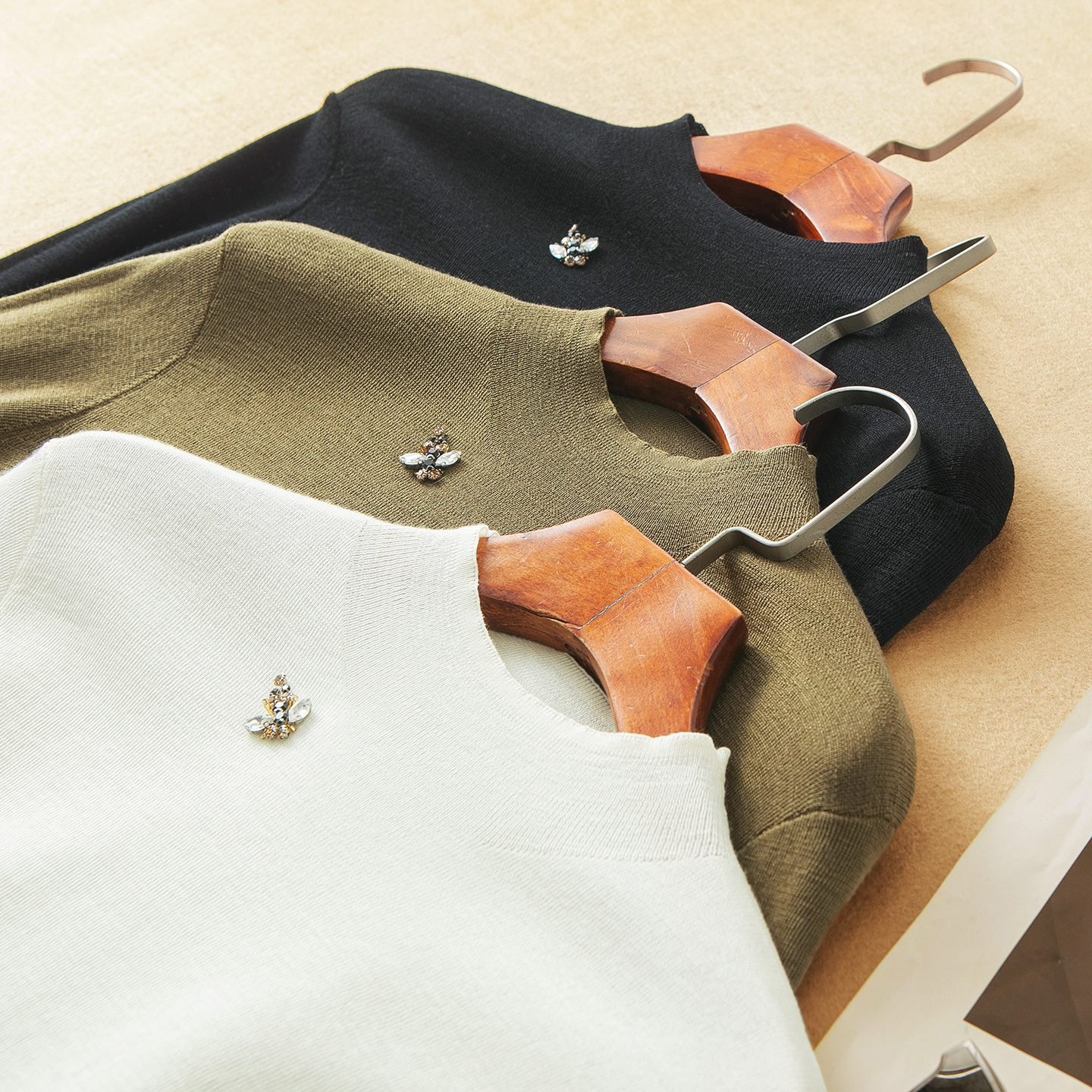 蛮文 精品 手工订珠小蝴蝶超细100支羊毛半高领针织打底毛衣59195