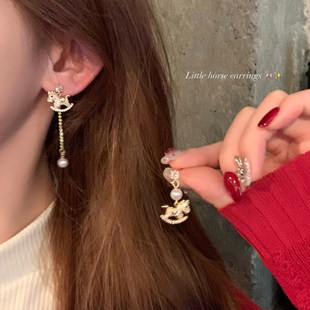 秋冬金色满钻小马珍珠长款耳坠耳环女2026新款耳钉不对称新年耳饰