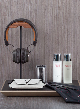 衣帽间样板间梳妆台化妆品摆件