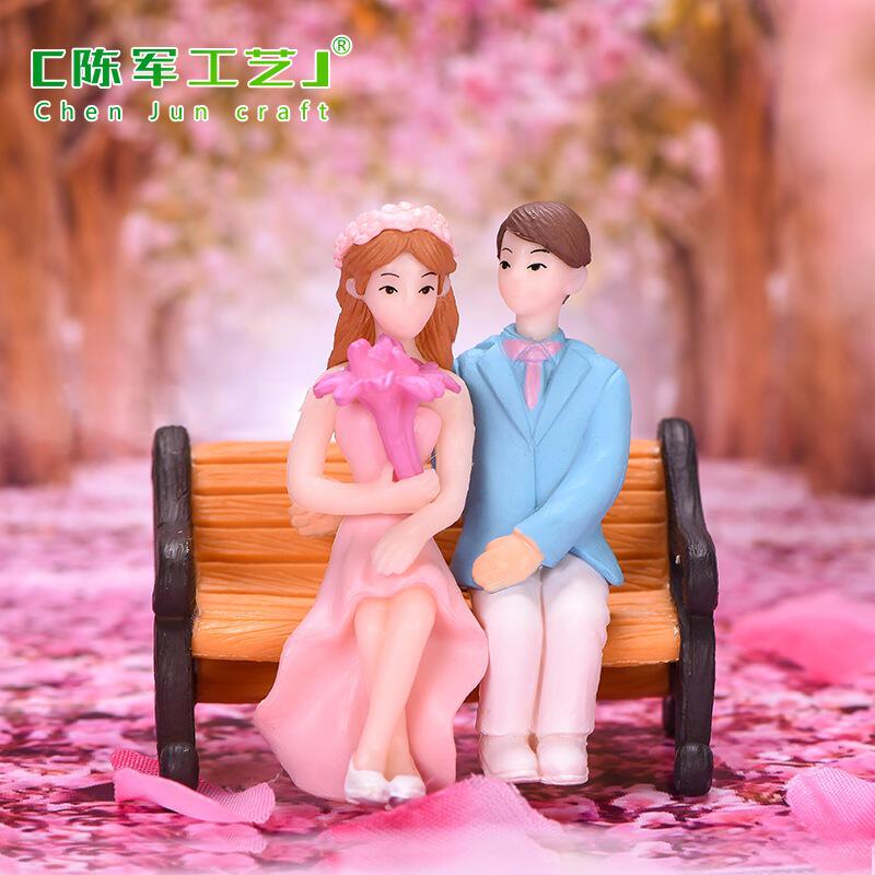 陈艺礼服凳子情侣塑料摆件微景观