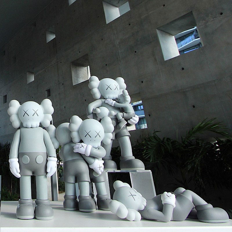 mand kaws 潮玩桌面摆件公仔手办玩偶玩具客厅电视柜玄关装饰模型