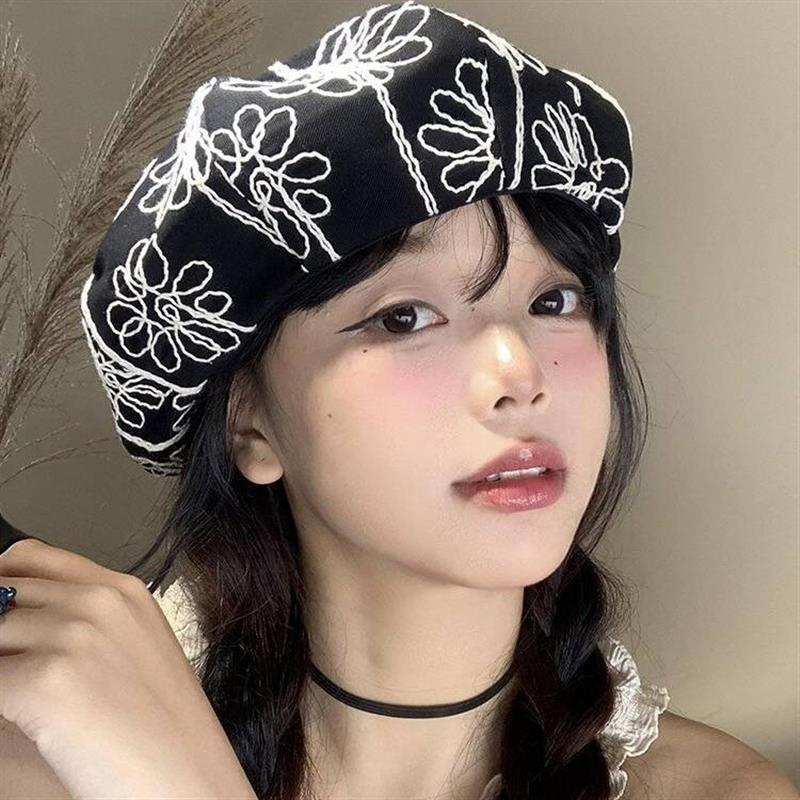 A flower that embroiders black berets, a summer relic artist