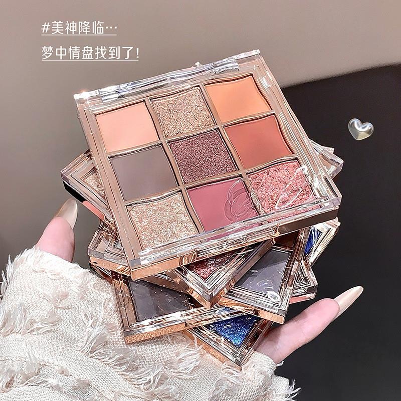 A nine-colored phantom phantom and a nine-colored varnish.