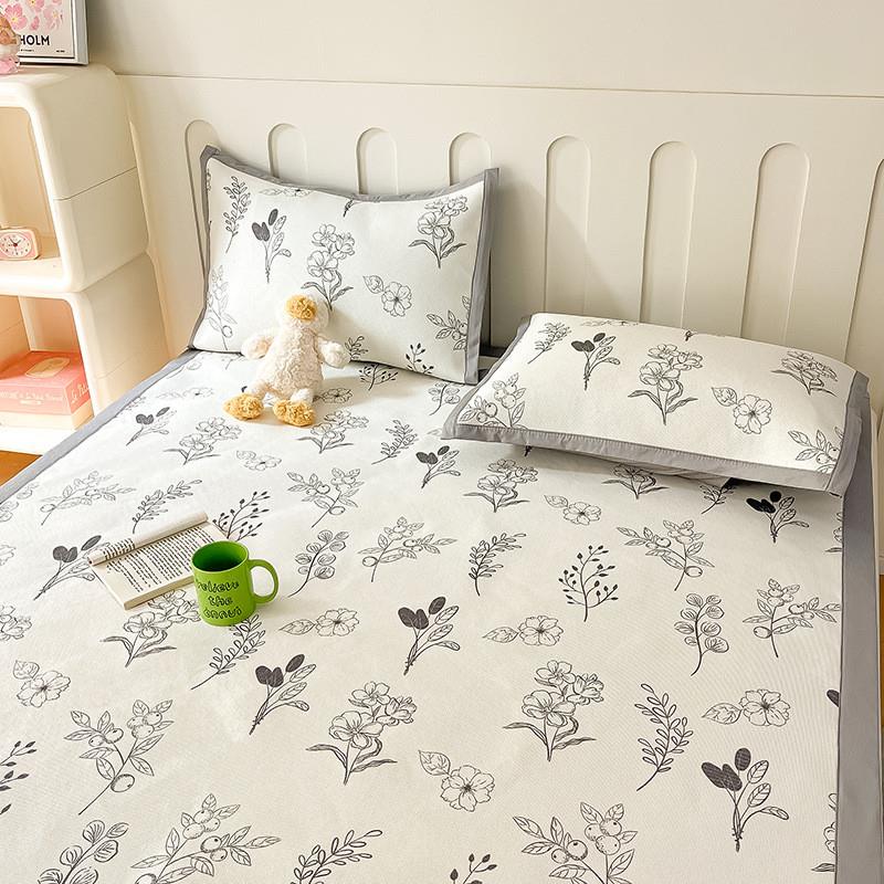 Three sets of summer air-conditioned soft mats for ice-line