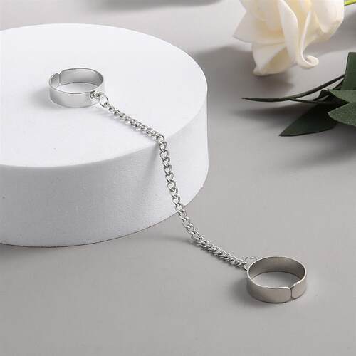 The ring is freely disassembled by a wide-winded, bright-col