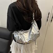 and ropes drawn small designed were The crowds wrink