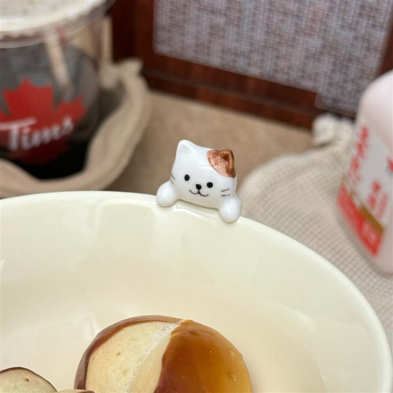 Its a party cat pottery bowl and its a cute cat-kit-kit-ki