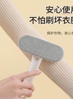 Two-and-a-brancher to brush the coat to the pet brusher and