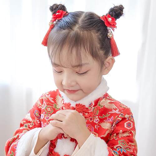 Chinas windy children with wigs and hairs in their old clot