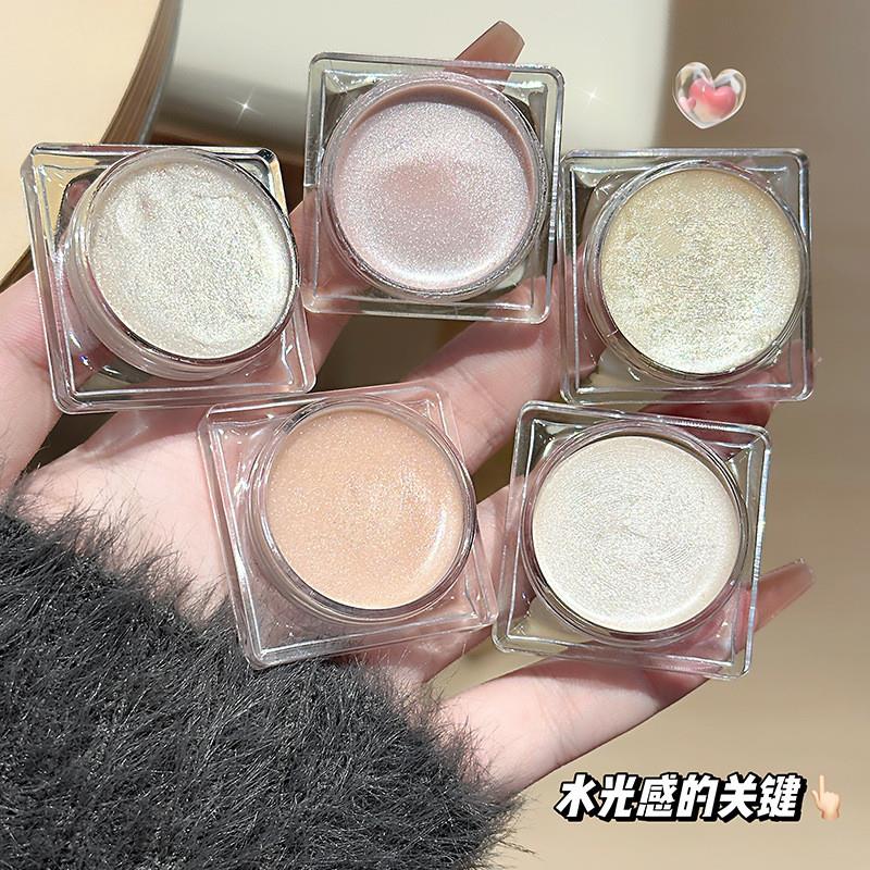 Lighting up the high-lighted frosts and flashing the day-to-