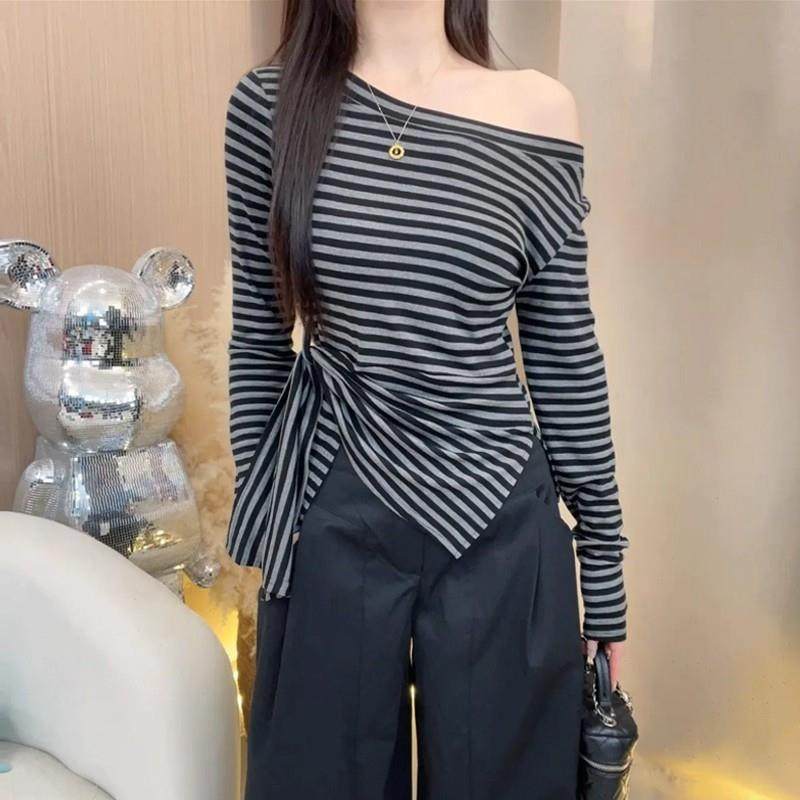 In the fall of 2025, she wears a long, air-sleeved T-shirt a