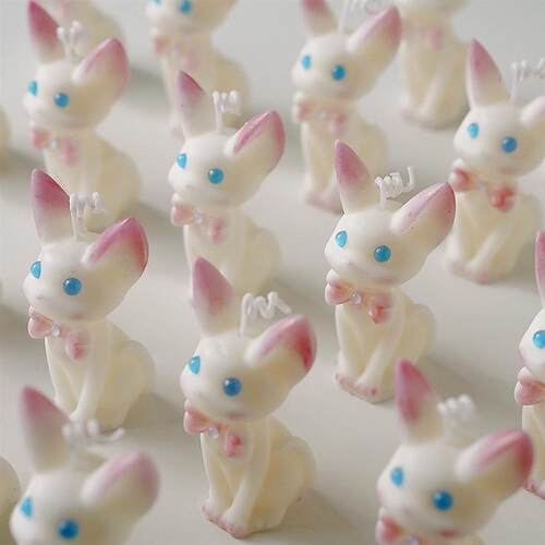 The lovely fairy cat is like a real candle-shaped wax-- crea