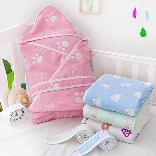 A baby with a single towel, a six-story cotton cloth, and a