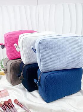 Werfgers makeup bag, with a large capacity, carries a simpl