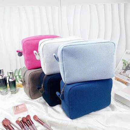 Werfgers makeup bag, with a large capacity, carries a simpl