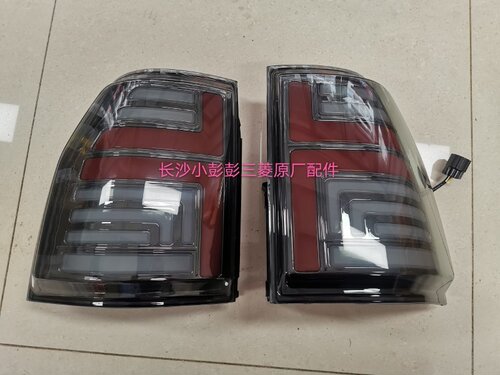 三菱帕杰罗V93V97款LED熏黑式流水后尾灯总成
