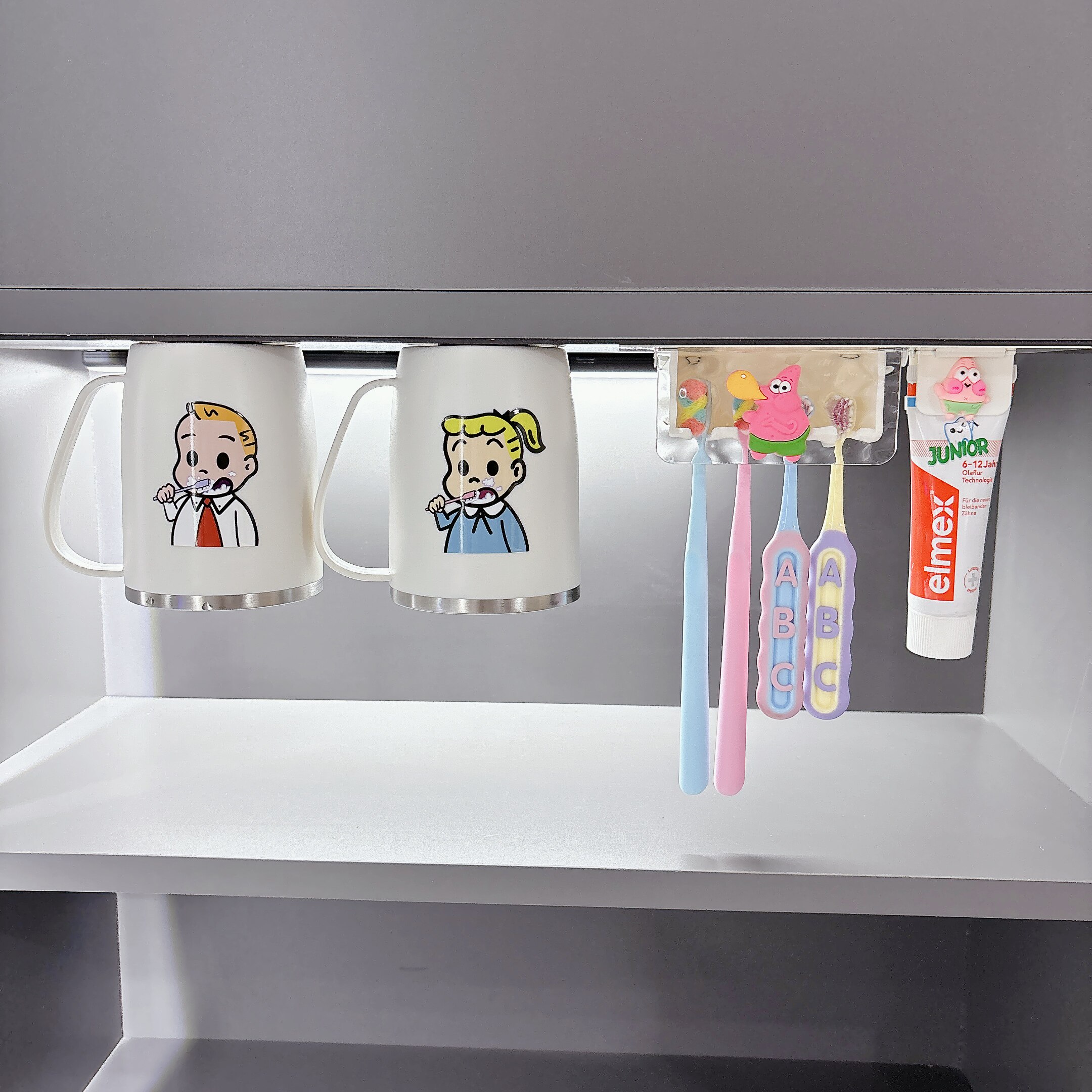 镜柜下磁吸漱口杯子儿童情侣不锈钢刷牙杯一家三口四口牙缸牙具杯