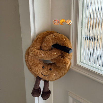 椒盐卷君可爱面包门把手挂饰玩偶碱水结房间卧室装饰毛绒防撞挂件