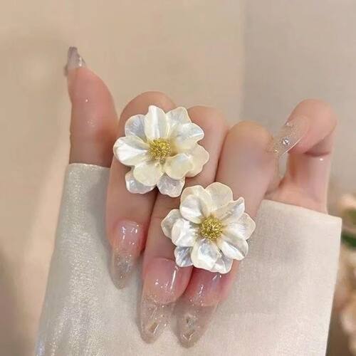 Exquisite White Flower Stud Earrings for Women Fashion