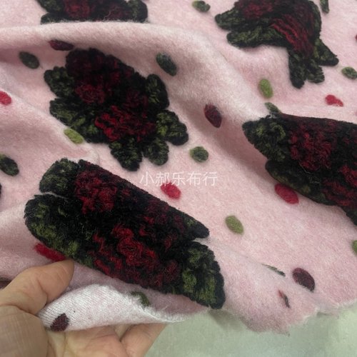 浅粉色彩点立体玫瑰花针织弹力羊绒毛呢布料睡衣套装抱枕半裙面料