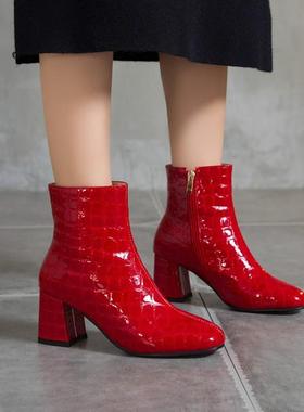 鞋子银色红色靴子女婚鞋新娘粗跟高跟短靴亮皮漆皮大码女靴 QSMH