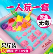 Giải nén bùn thời trang làm bằng tay là niềm vui. Trẻ em gái đóng bao chơi với plasticine - Đất sét màu / đất sét / polymer đất sét,