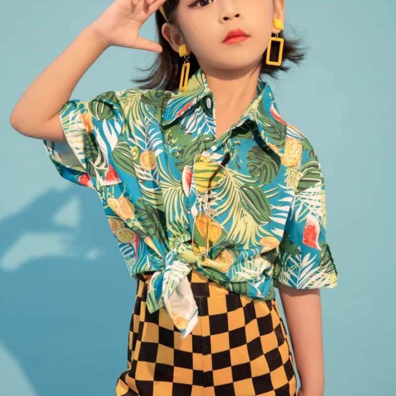 港服装卡多巴胺模特少儿拍摄复古风潮主题女童T台艺术照服走秀模