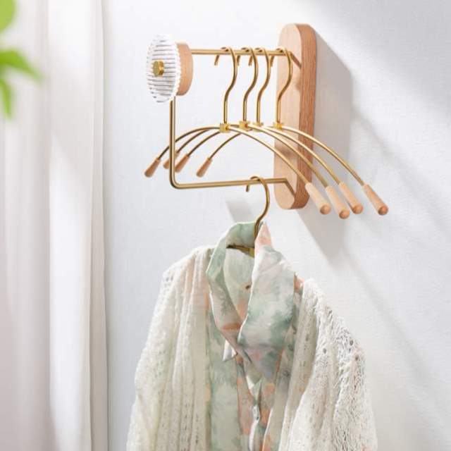 玄关置物架壁挂架实木客厅简易衣架收纳衣柜打孔免整理卧室挂衣架