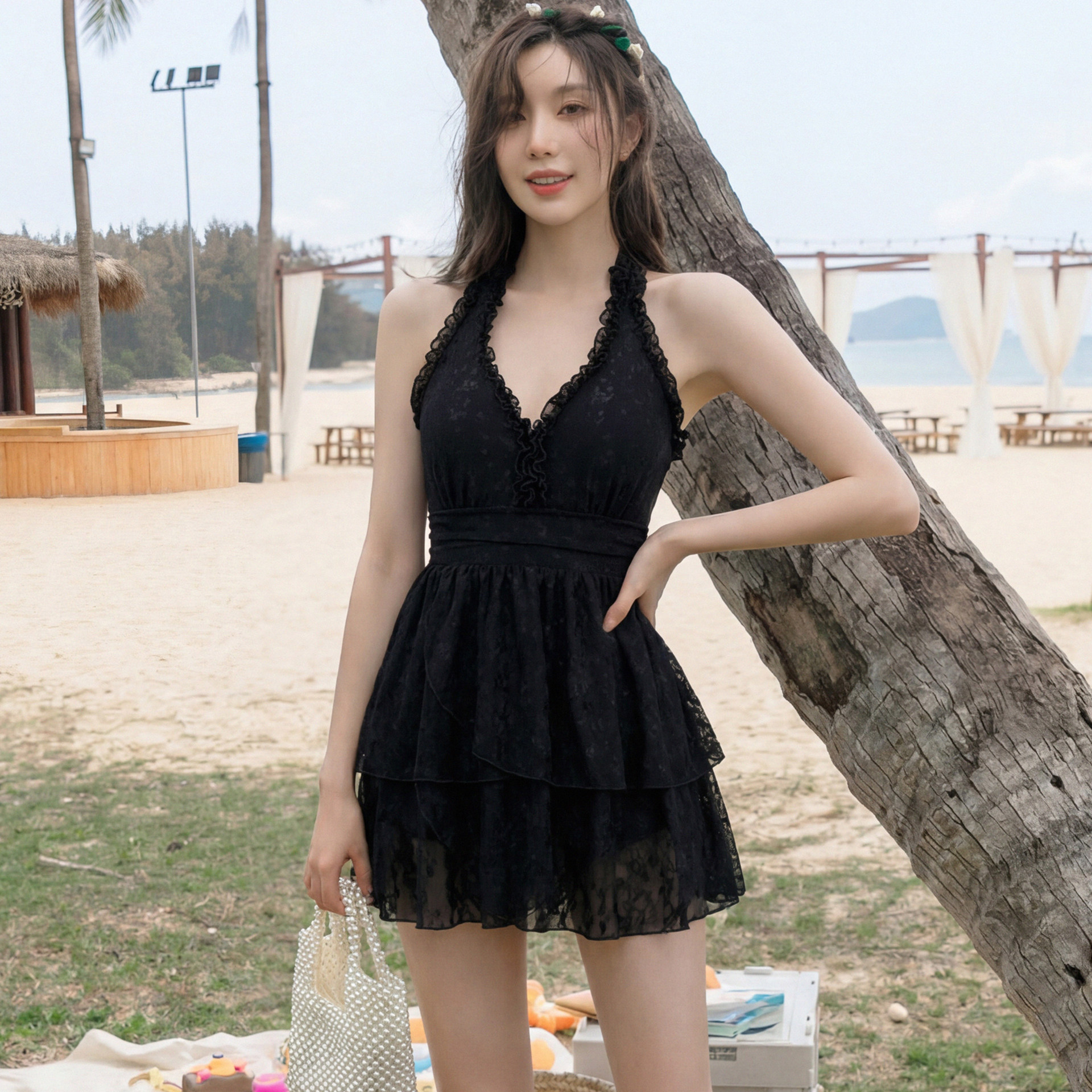 连体泳衣女高级感性感蕾丝挂脖V领收腰显瘦度假风黑色泡温泉泳装