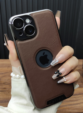 适用苹果17手机壳iPhone16ProMax玻璃镜头膜14皮纹15透标13电镀硬壳12超薄防摔全包保护套简约咖啡棕D08