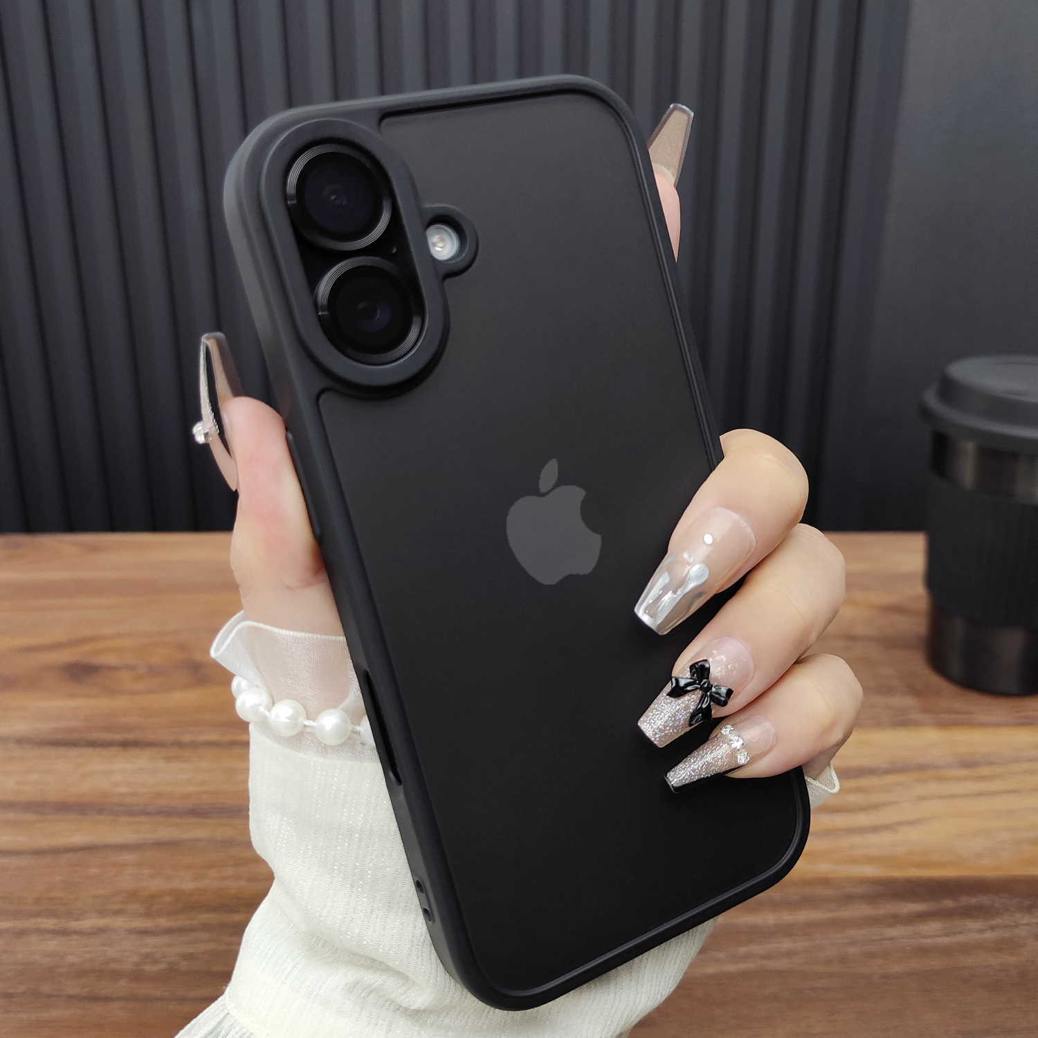 苹果16肤感磨砂防摔手机壳