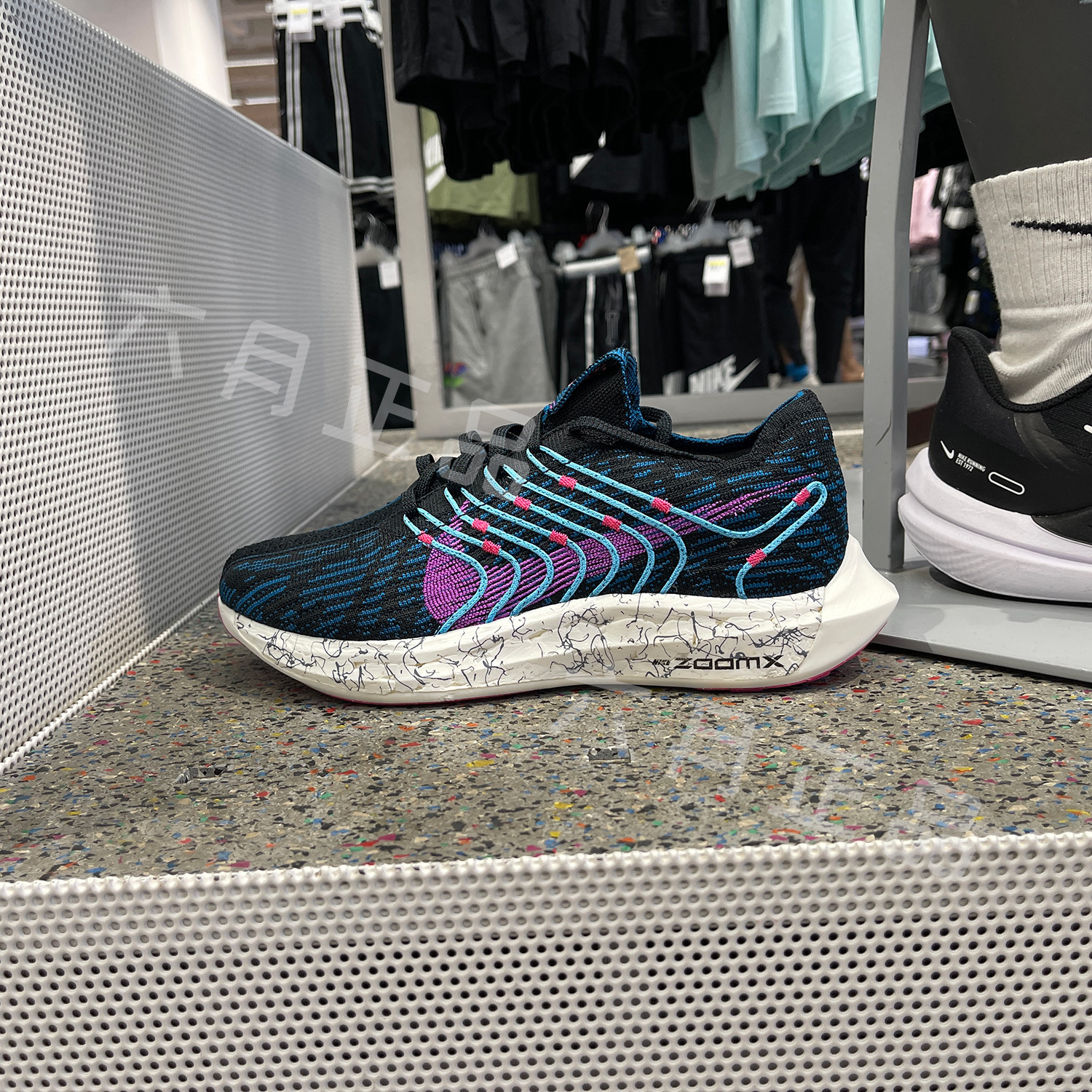 耐克男子耐磨缓震运动跑步鞋