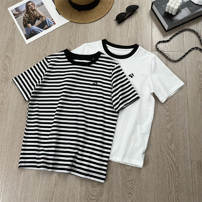 休闲樱桃刺绣正肩短袖体恤