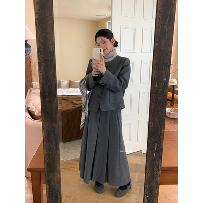 RS.WHMT韩系圆领羊毛外套百褶半身裙套装配丝巾（含50羊毛）Q1539