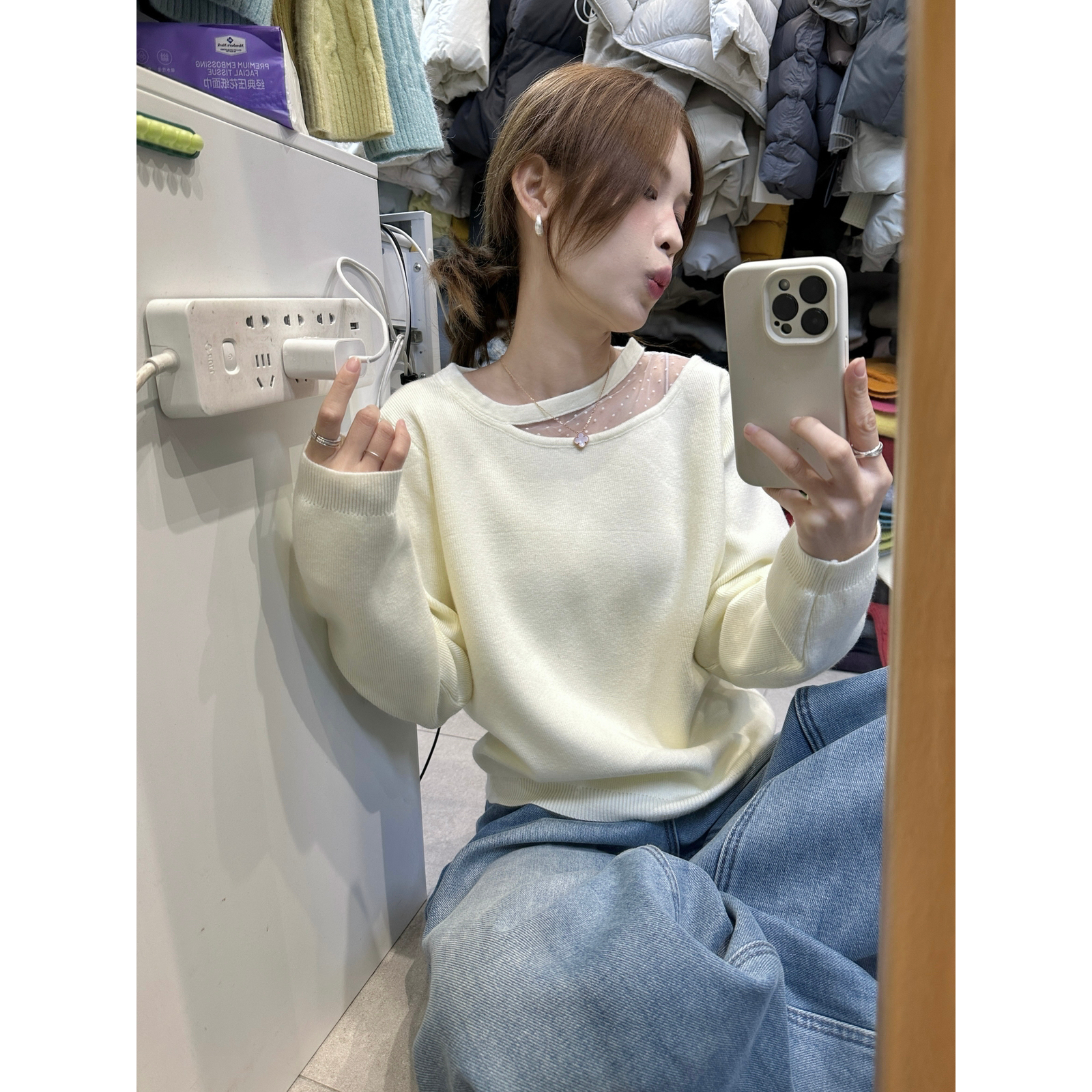 VI+（唯一家）-设计感斜肩蕾丝波点领保暖毛衣30900