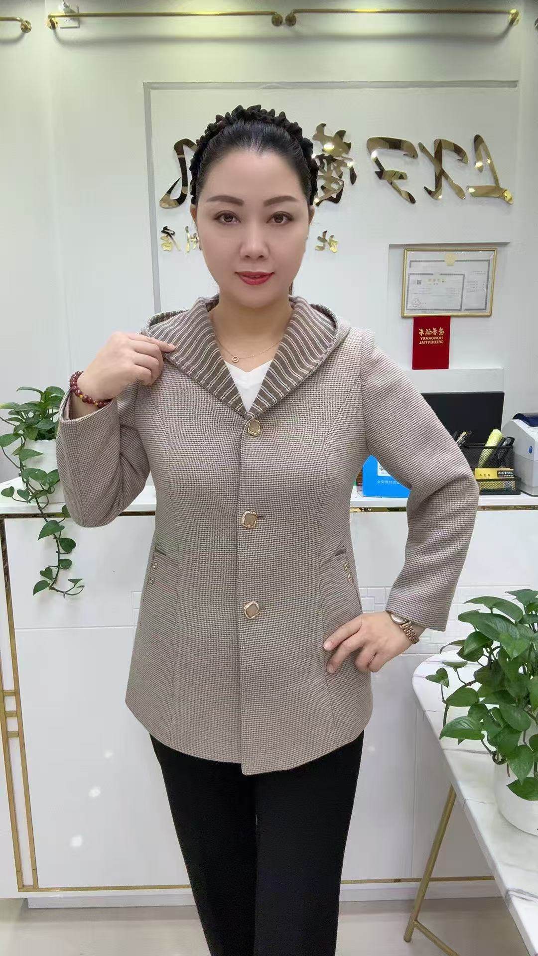 新款妈妈秋冬连帽羊毛时尚外套大码中老年千鸟格宽松显瘦上衣女士