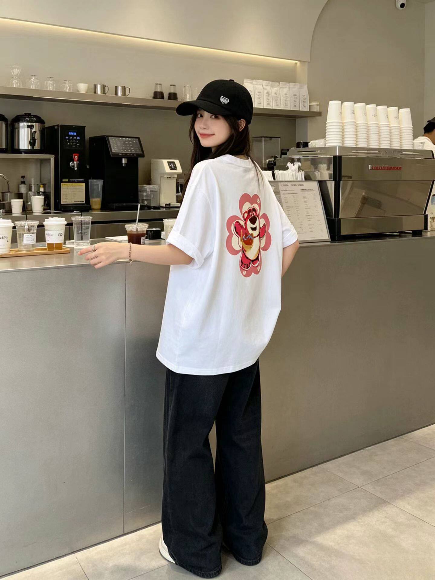 2026新款纯棉短袖t恤女宽松圆领前字母后草莓熊卡通印花上衣