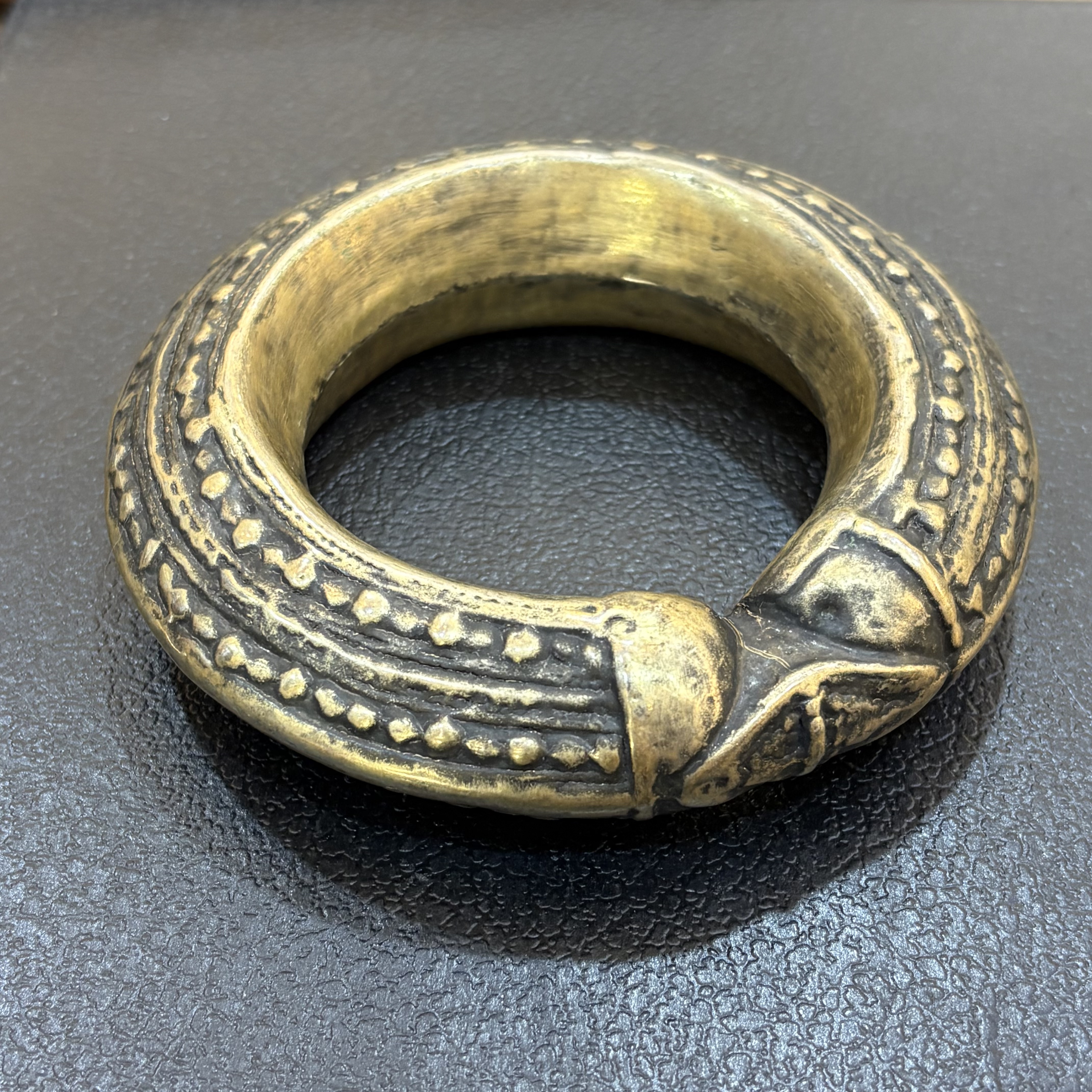 默认微瑕不退换 古董古法神秘浮雕空心铜手镯 内径6.3cm