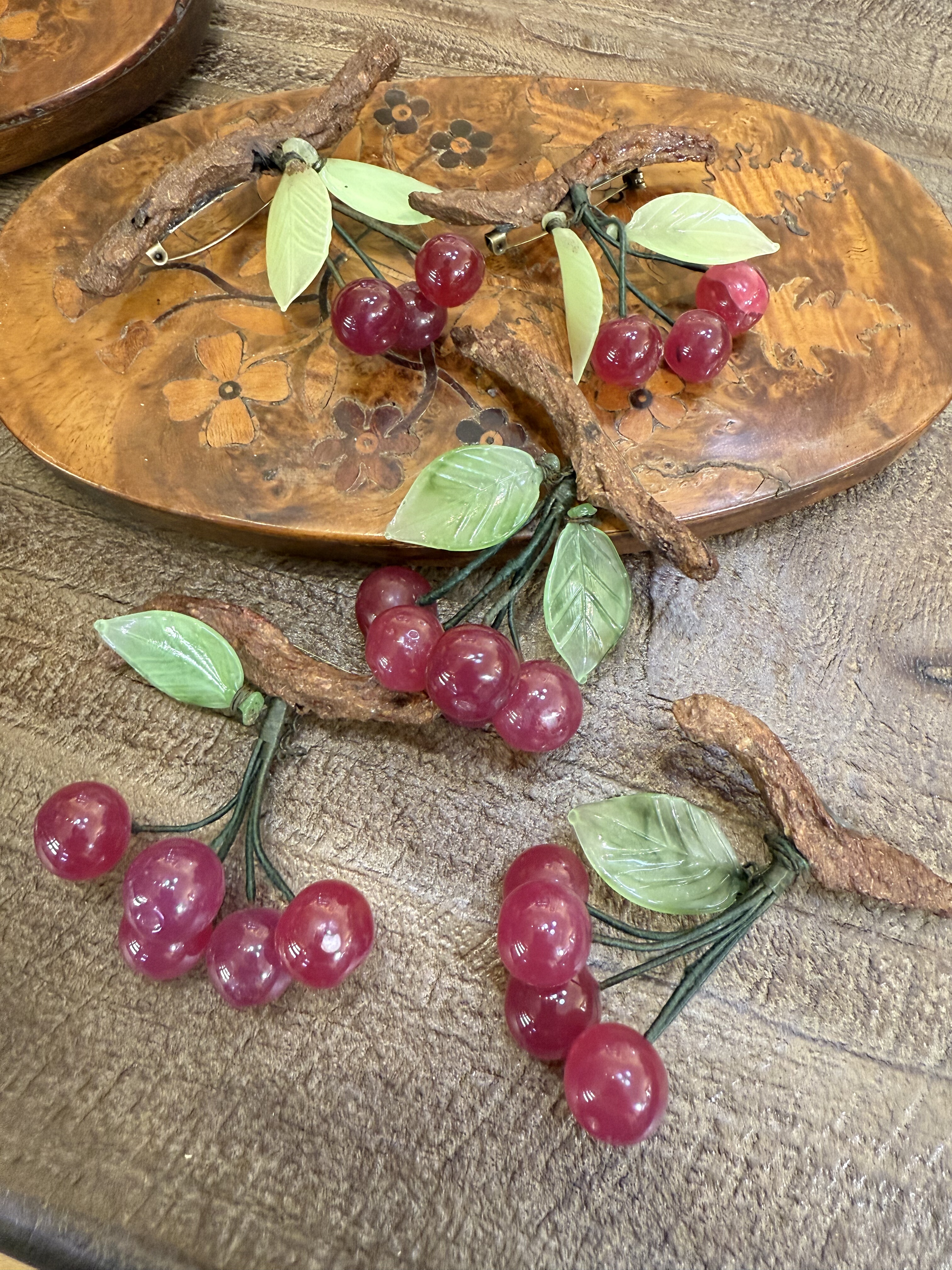 中古默认微瑕不退不换  樱桃琉璃胸针  意大利