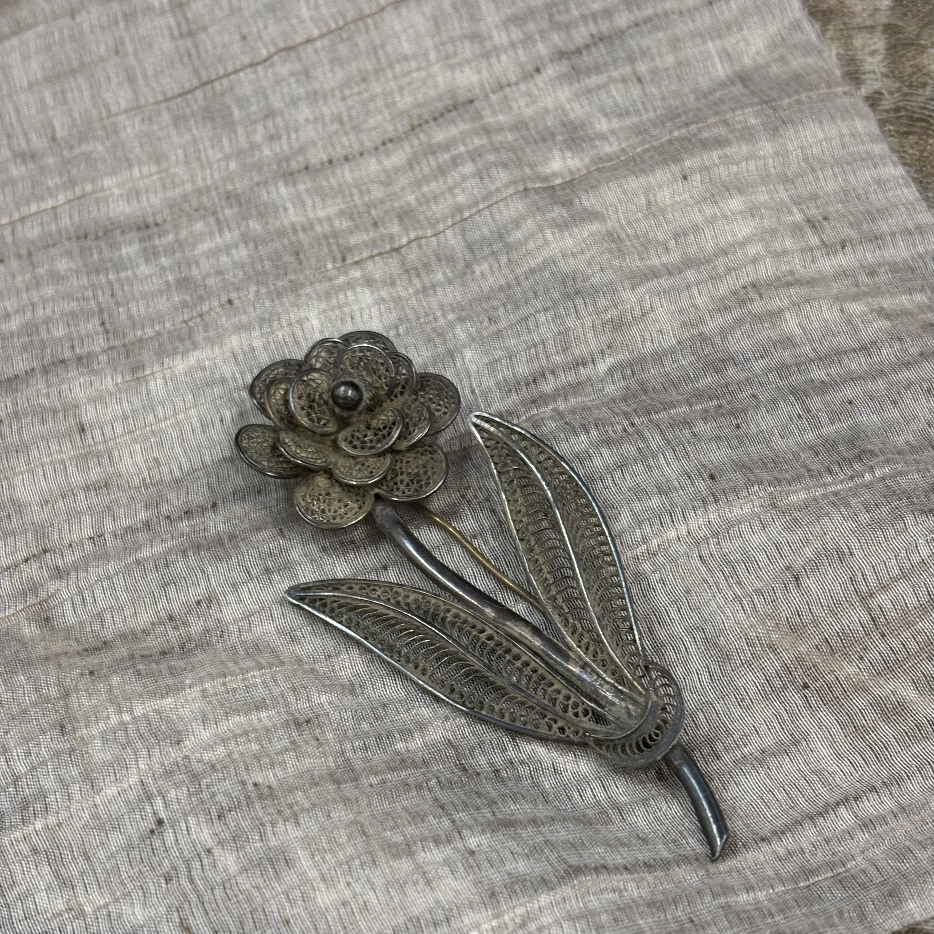 中古默认微瑕不退换  掐丝累丝花朵银胸针  意大利