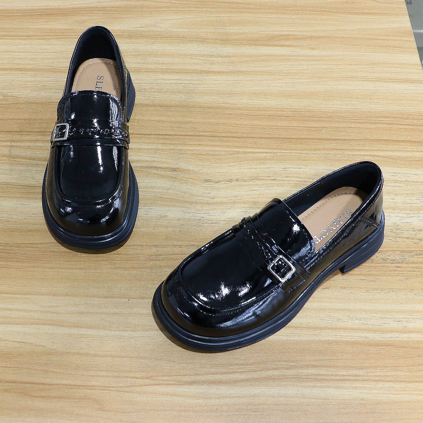 诗路花语女鞋2026春软底漆皮乐福鞋金属扣一脚蹬通勤单鞋91-6006