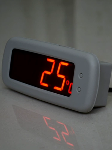 Электронные тактовые часы автомобильные часы -грузовик. ТЕМПЕТАНИЯ ТЕМПЕРАТУЛЬ ТЕМПЕТА