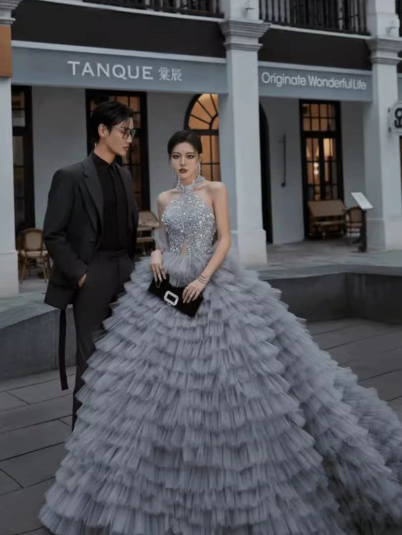 Sexy advanced wedding dress suitable for photo sessions, backless