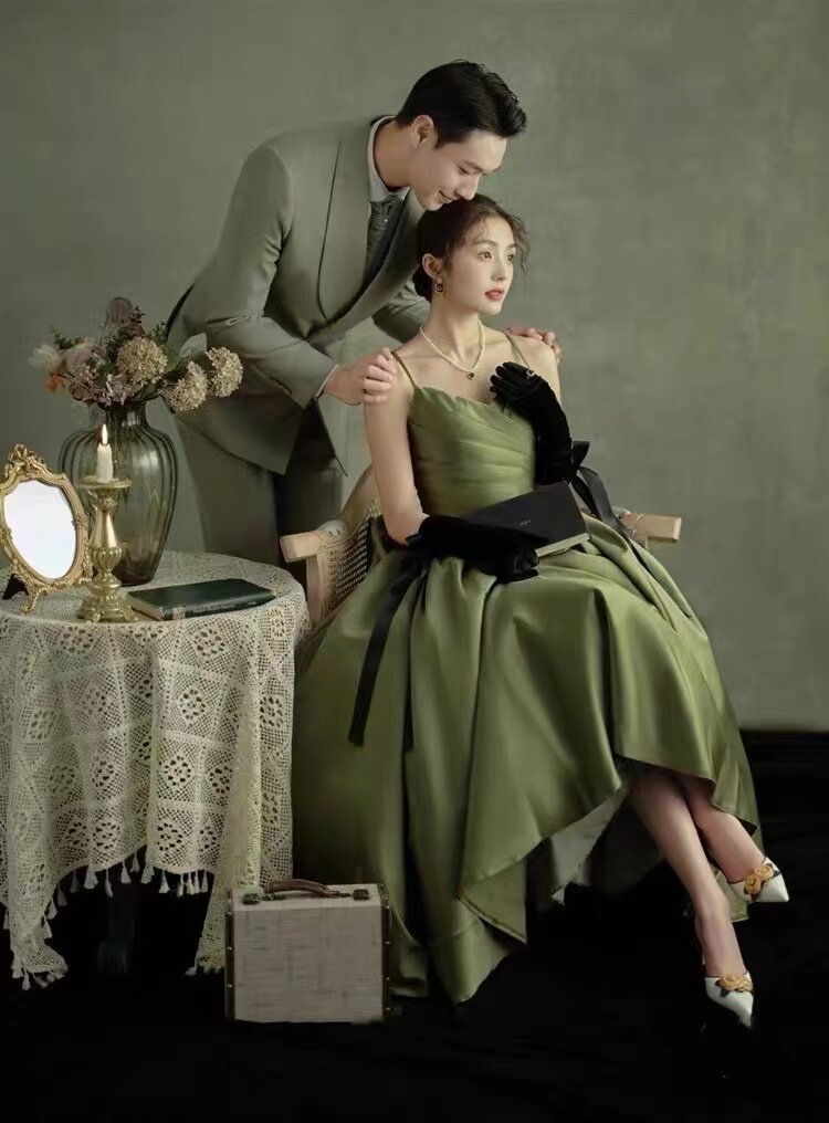 커플 테마 웨딩 사진 스튜디오 의류 멜빵 새틴 패션 아보카도 컬러 스커트 인테리어 사진 사진 드레스